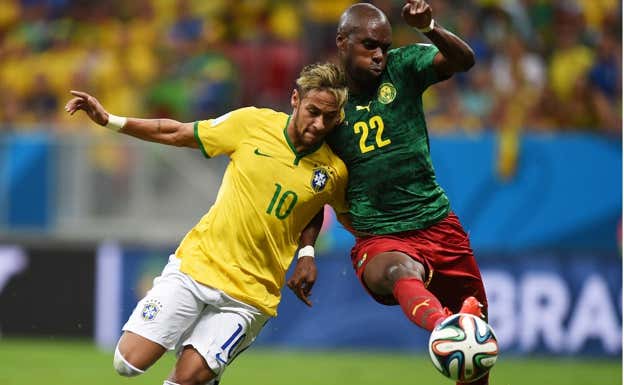 Nyom disputa un balón con Neymar durante el Mundial de Brasil GETTY