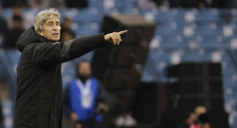Manuel Pellegrini realiza una indicación en un partido.