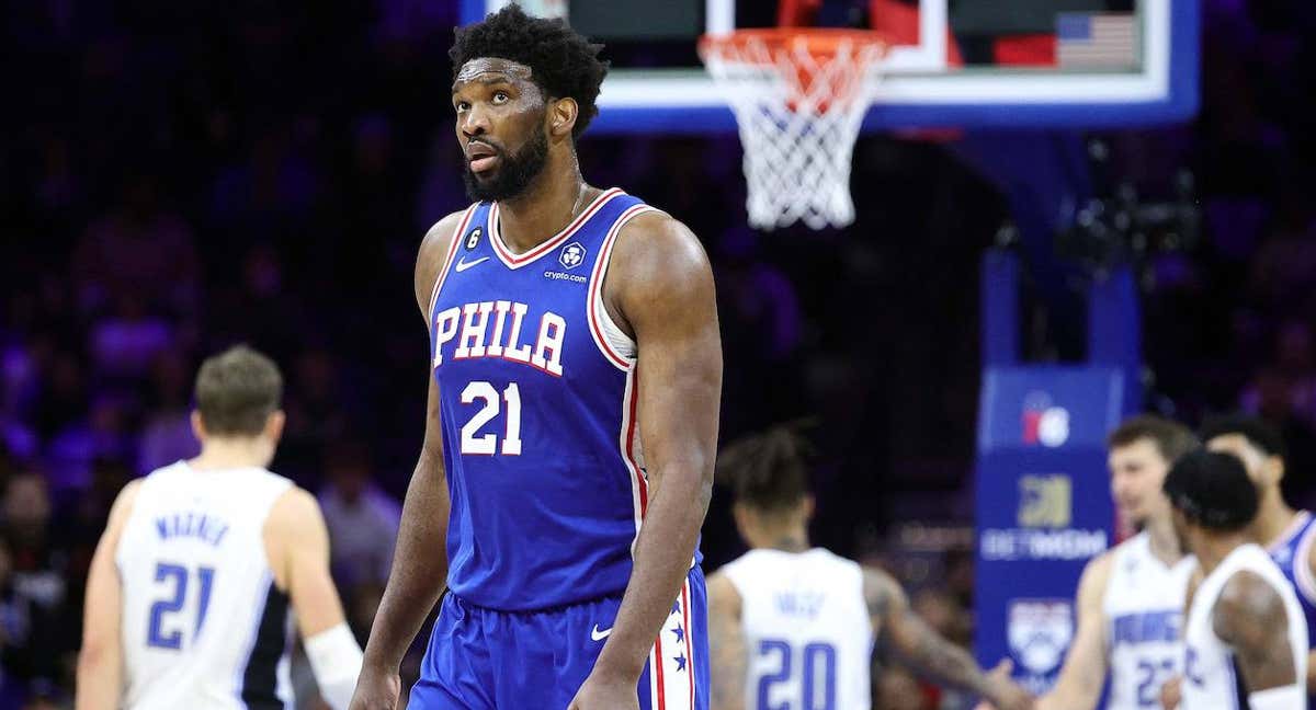 Joel Embiid mira el marcador en un partido ante los Magic./AFP