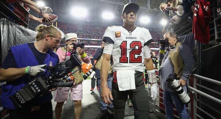 Tom Brady se retira del campo con los Bucs.
