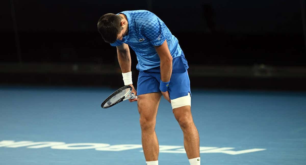 Novak Djokovic se toca el muslo izquierdo durante un partido del Open de Australia 2023. /EFE