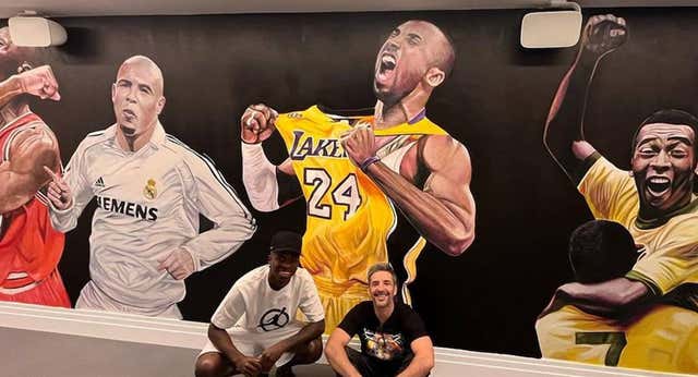 Vinicius y su mural: 7×2 metros, cuatro leyendas y «que hubiera rabia»