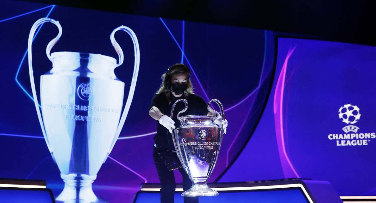 Una operaria de la UEFA coloca el trofeo de la Champions antes de un sorteo. /REUTERS