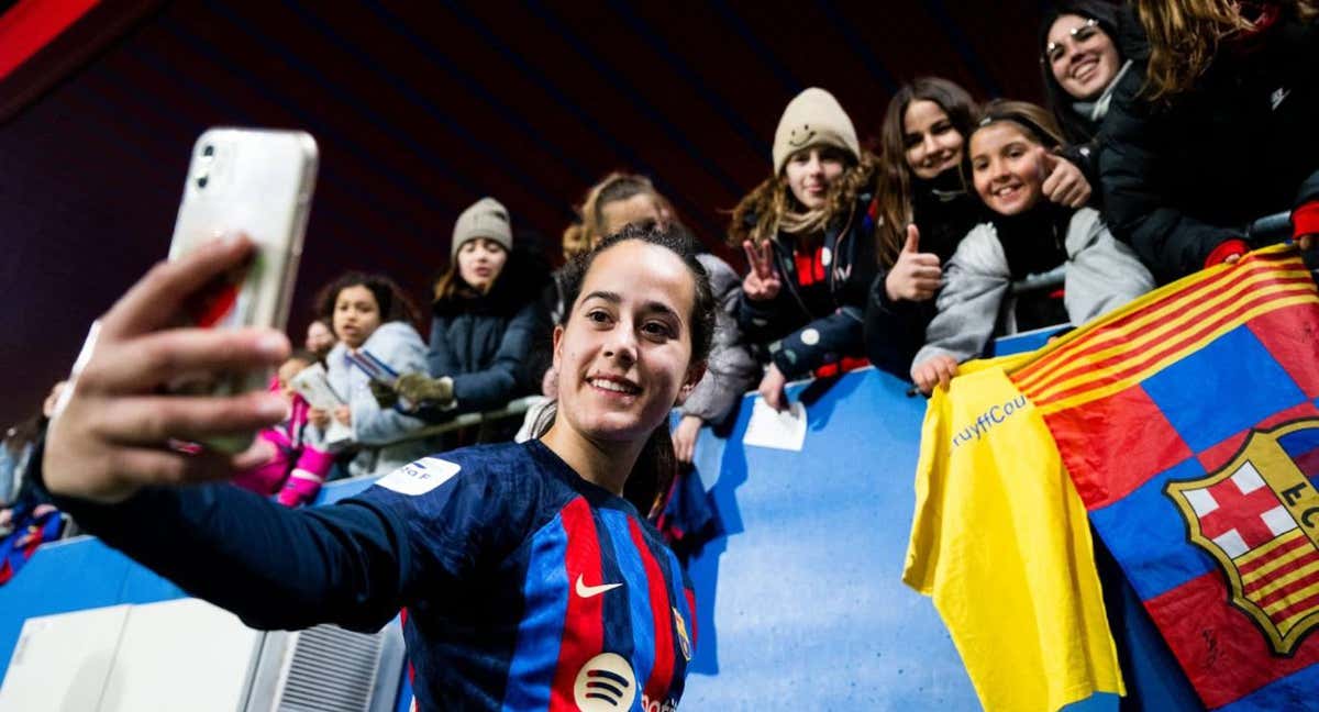 Nuria Rábano se saca un selfie con varias aficionadas del Barça. /FCB Femení