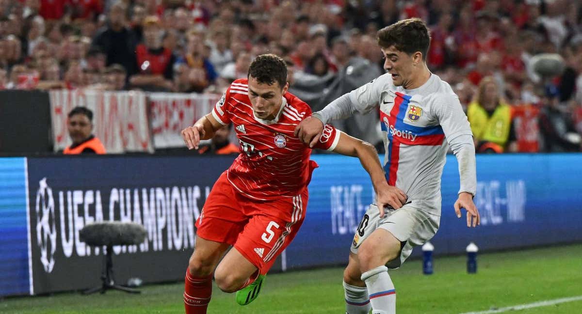 Pavard durante un partido ante el Barça en Champions League. /