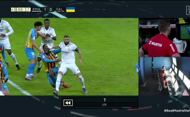 El gol anulado al Madrid por falta de Benzema.