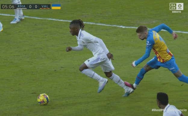 La entrada de Samu Castillejo sobre Camavinga.