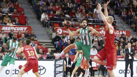 Un momento del partido entre Casademont Zaragoza y Real Betis, dos de los equipos que luchan por la permanencia. /EFE