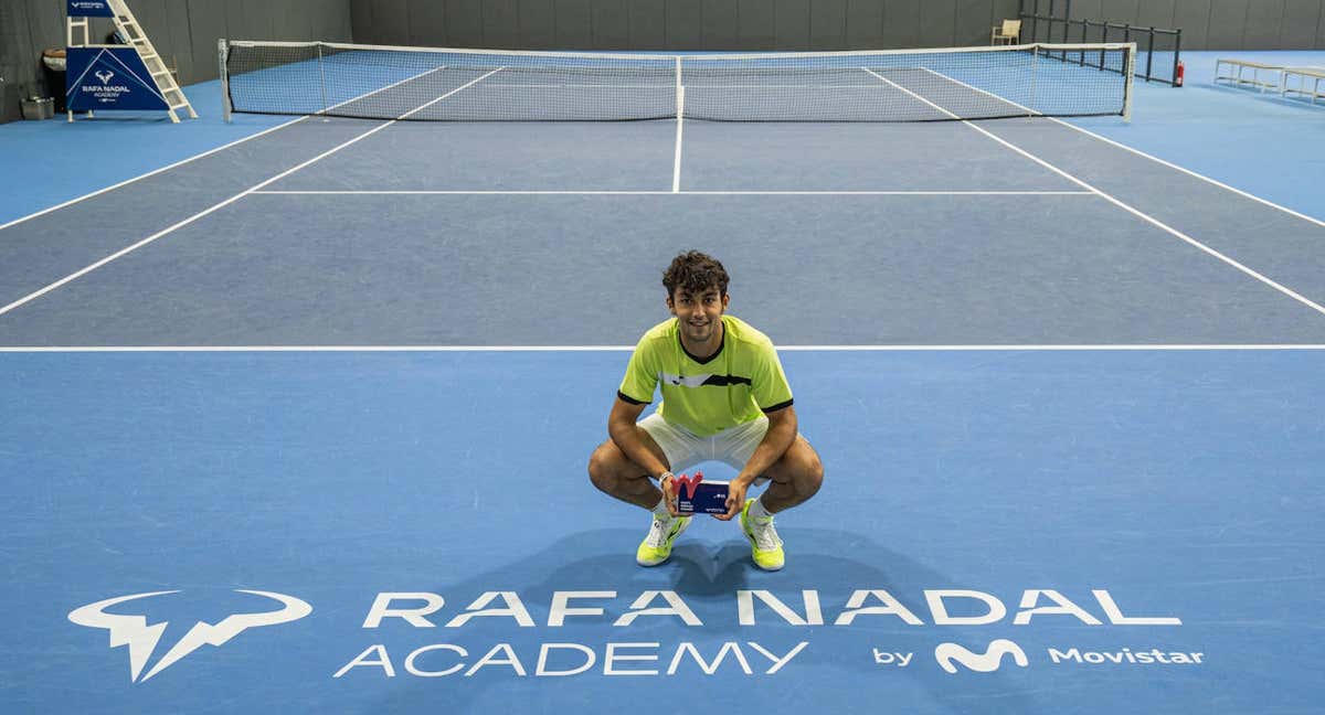 Daniel Rincón con el trofeo de la ITF /Rafa Nadal Academy