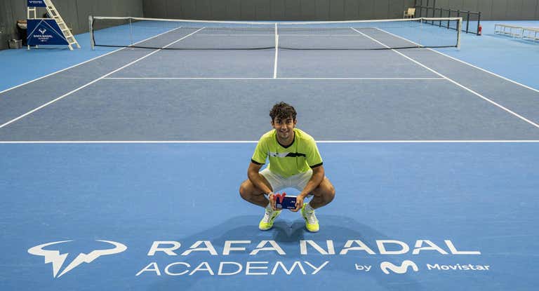 Daniel Rincón con el trofeo de la ITF