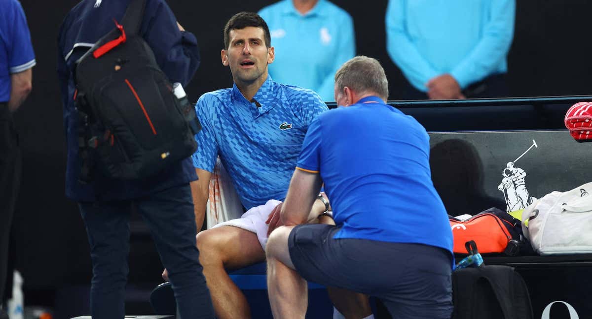 Djokovic es atendido por un médico durante el partido de la tercera ronda del Open de Australia. /HANNAH MCKAY/REUTERS