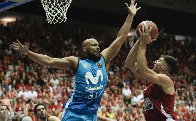 Kevin Larsen, pívot de Estudiantes, durante el playoff de ascenso a Liga Endesa la temporada pasada.  EFE