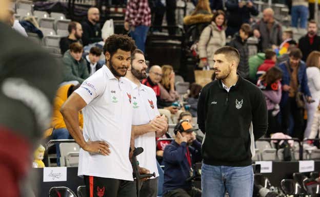 Cristiano Felicio, Luke Maye, ambos lesionados, con David Iriarte.  A. AGUILAR