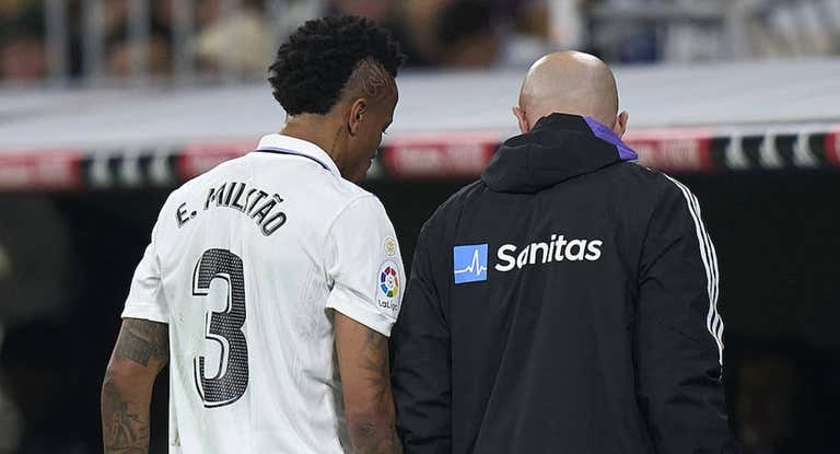 Militao se marcha lesionado del Real Madrid-Valencia.