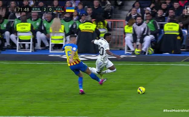 La expulsión de Paulista, por falta a Vinicius.