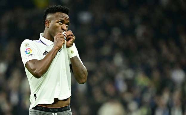 Vinicius celebra el 1-0 ante el Valencia en su partido 200 con el Madrid.  AFP