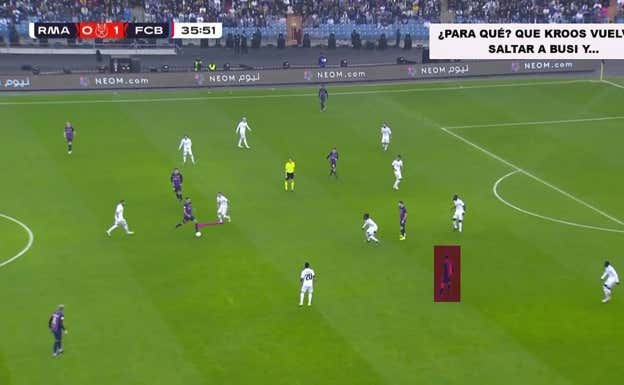Sergio Busquets encontrando a Pedri a costados de Camavinga durante la final de la Supercopa de España ante el Real Madrid.