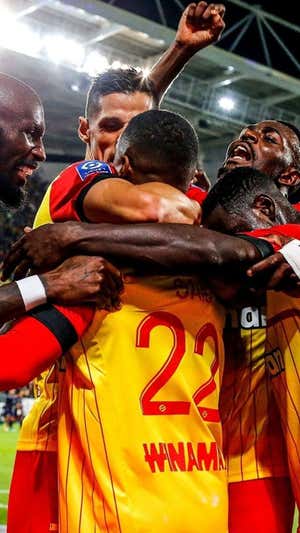 Jugadores del Lens celebrando el gol contra el Auxurre (1-0).  LENS