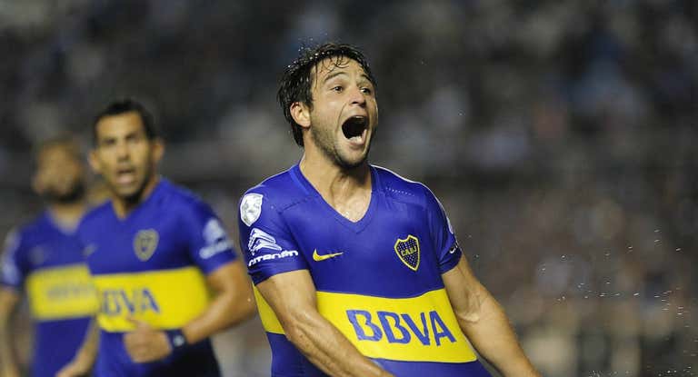 Lodeiro festeja un gol con la camiseta de Boca.