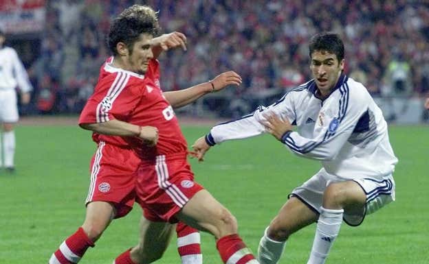 Lizarazu, frente a Raúl en un partido de la Champions en 2001.  EFE