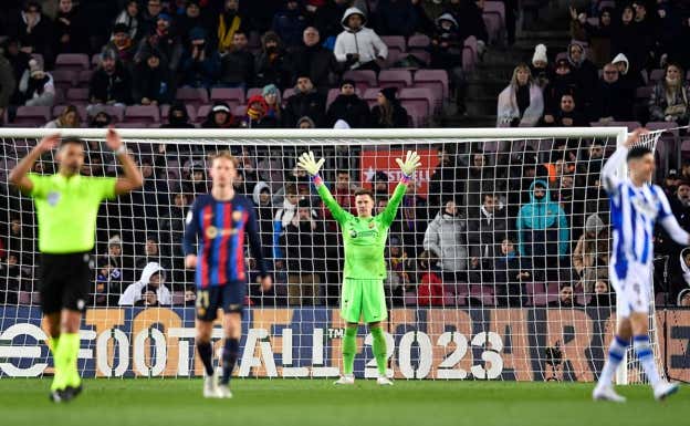 Ter Stegen, durante el partido contra la Real.  AFP