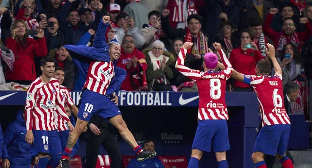 Correa se enteró de que había marcado… en el banquillo y con el abrigo puesto