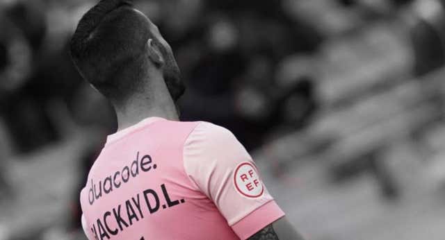 Ian Mackay, el portero del Deportivo que siempre juega de rosa por el cáncer