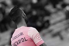 Mackay, el portero que viste de rosa por sus padres fallecidos