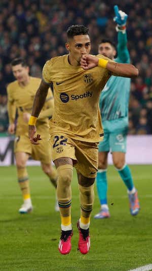 Raphinha celebra su tanto contra el Betis.  FC BARCELONA