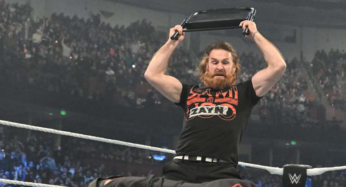 Sami Zayn ataca a Roman Reigns durante SmackDown.