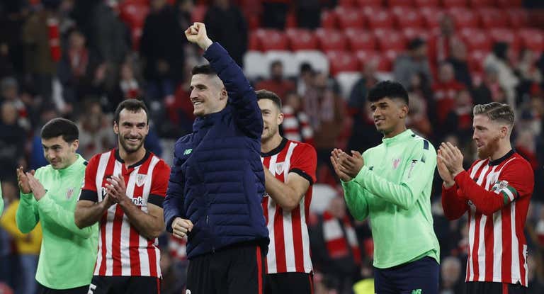 Sancet saluda tras al partido a la afición, que le regaló una gran ovación.