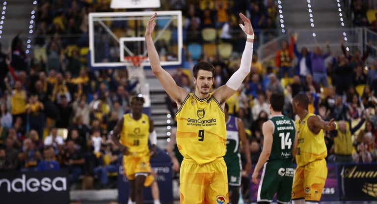 Nico Brussino celebra una de sus canastas ante Unicaja.