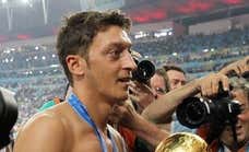 Mesut Özil anuncia su adiós al fútbol: «Ha sido un viaje increíble»