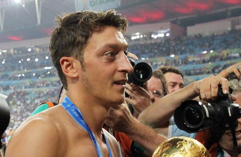 Özil se retira del fútbol de manera inesperada