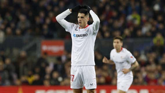 El argentino Lamela se lamenta en un momento del partido ante el Barcelona./Reuters