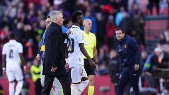 Vinicius y Ancelotti, en el partido contra el Mallorca./GETTY