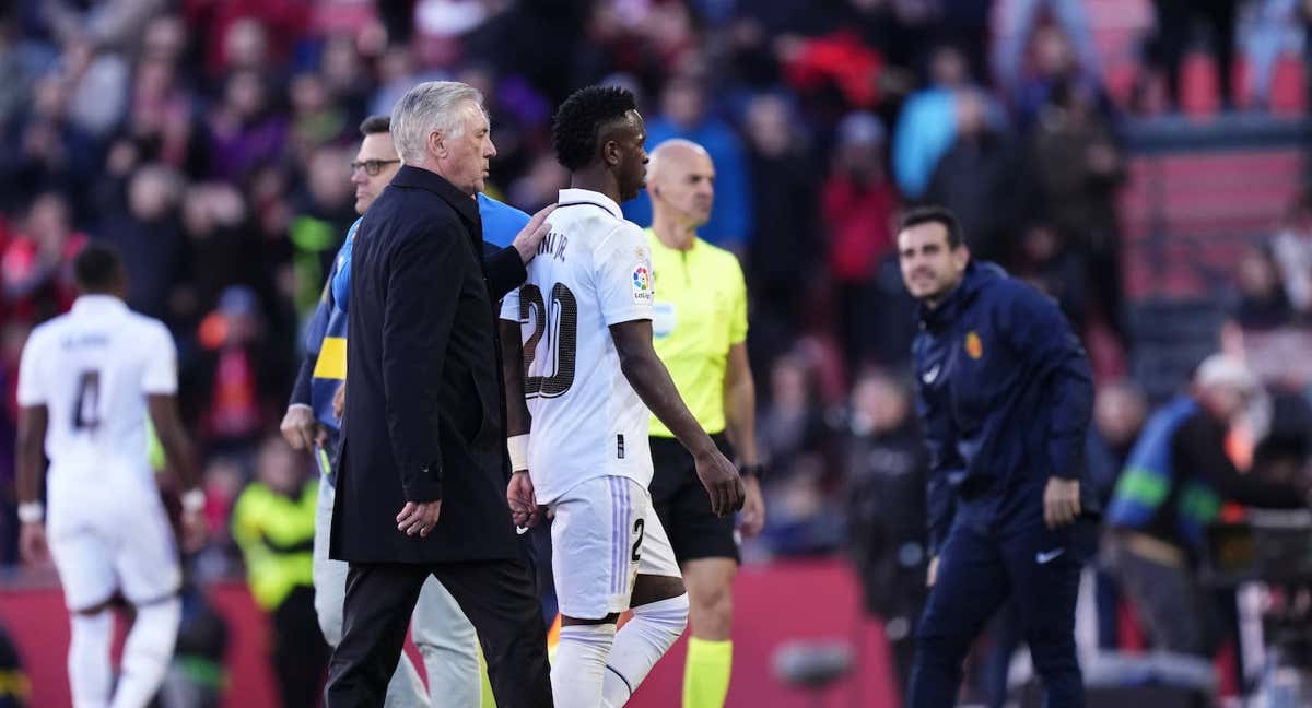 Vinicius y Ancelotti, en el partido contra el Mallorca./GETTY