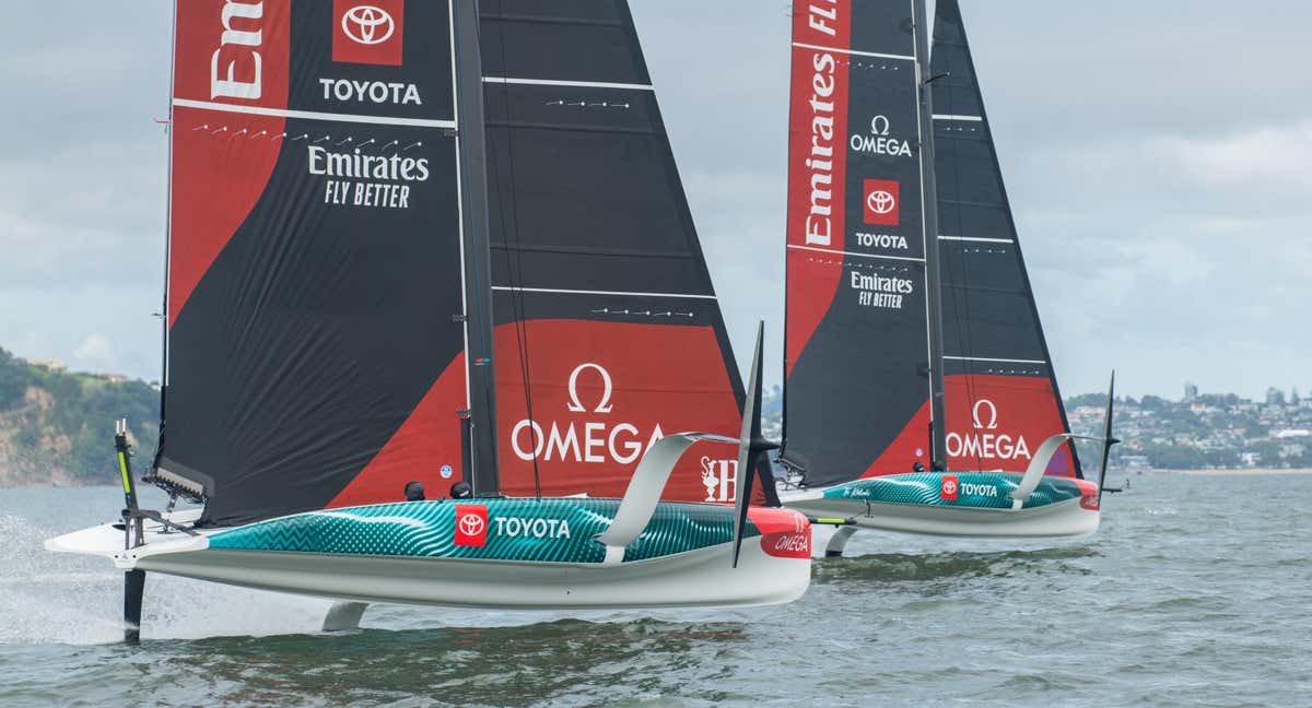 Los dos AC40 vuelan juntos en aguas de Auckland.  /EMIRATES TEAM NEW ZEALAND