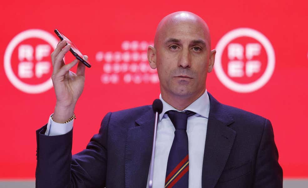Sobreseída la querella de la RFEF contra el tío de Luis Rubiales por los datos de su teléfono móvil