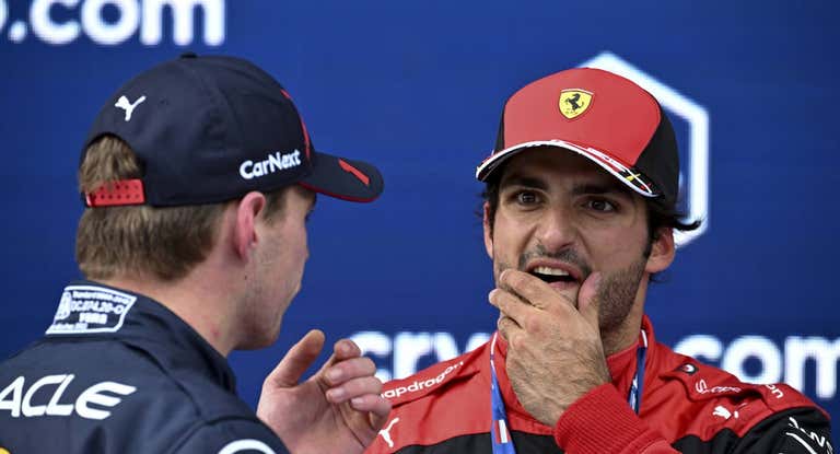Max Verstappen y Carlos Sainz, en el podio del GP de Austria 2022.