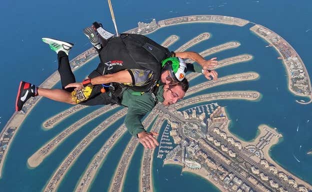 Moisés saltando en paracaídas en Dubai. MBHEALTHCOACH