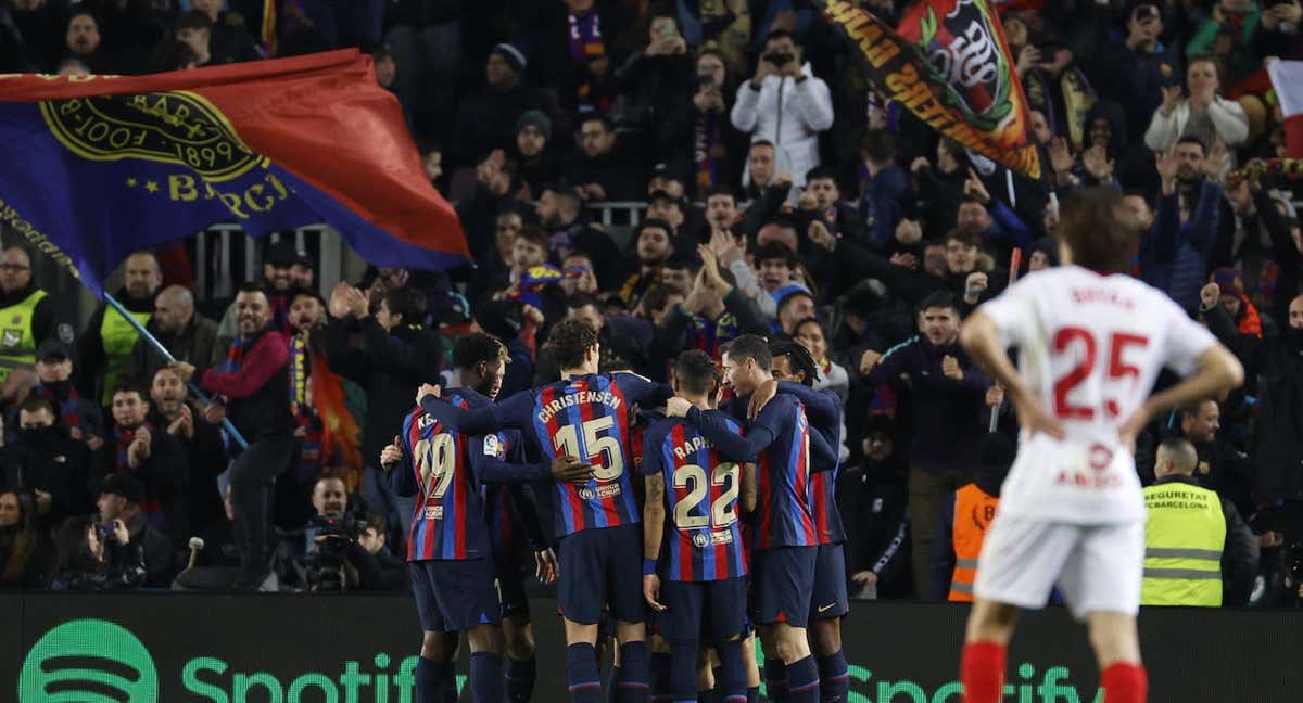 Bryan Gil observa la celebración de los jugadores del Barcelona./EFE