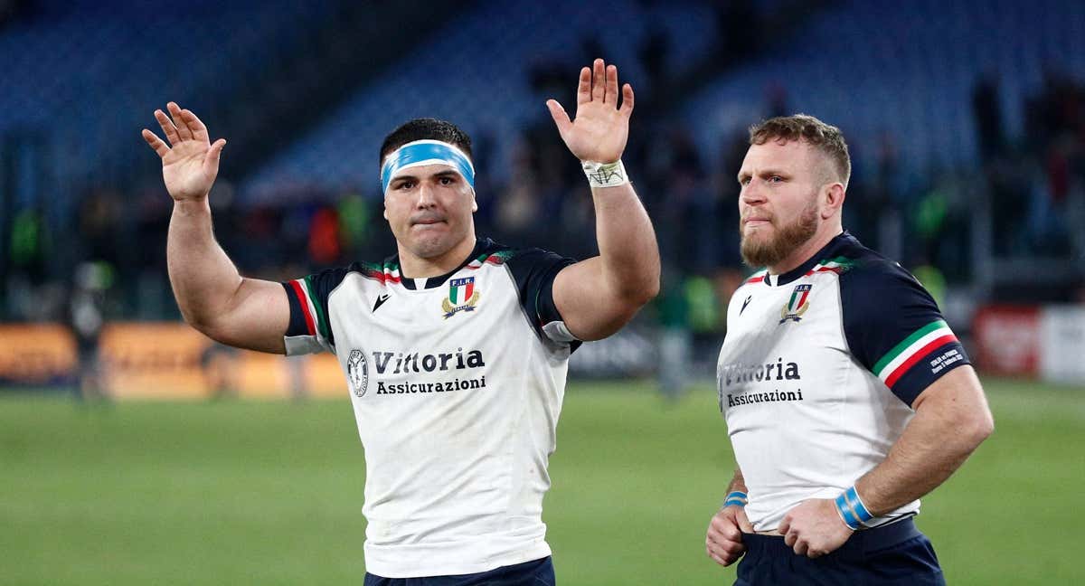 Los jugadores de Italia agradecen el apoyo a su público/REUTERS