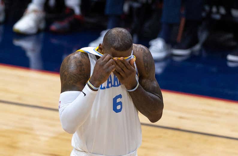 LeBron da un toque de atención a los Lakers por no fichar a Irving