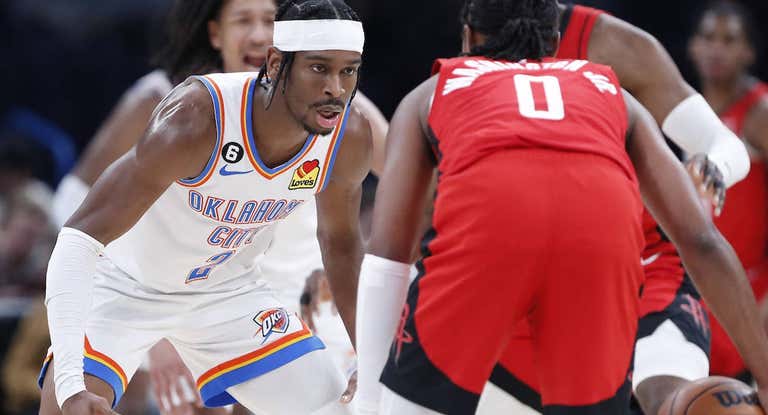 Shai Gilgeous-Alexander defiende a Ty Washington-