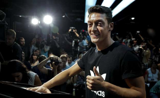 Ozil, durante un evento de Adidas en 2013, tras romper con Nike. ABC