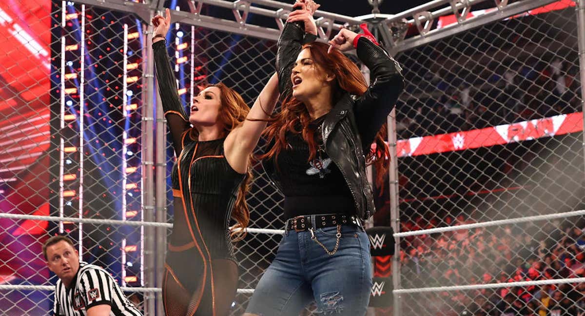 Becky Lynch celebra junto a Lita su victoria en Raw./WWE