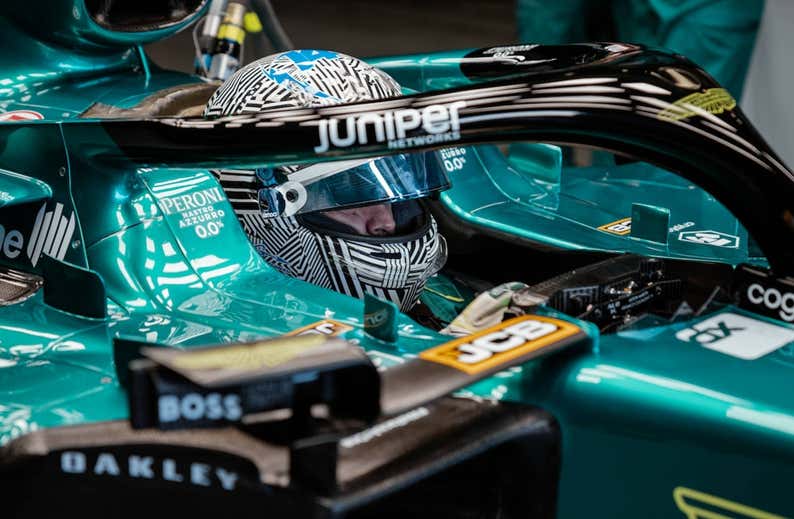 Fernando Alonso ya luce de verde Aston Martin en el test de Pirelli en Jerez
