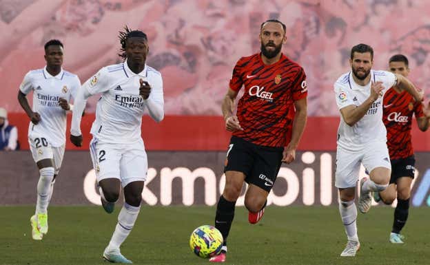 Muriqi disputando un balón con Camavinga  Reuters