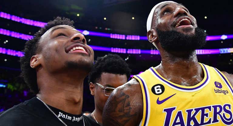 LeBron James y su hijo mayor Bronny en el momento en el que el jugador de los Lakers bate el record anotador de la NBA.